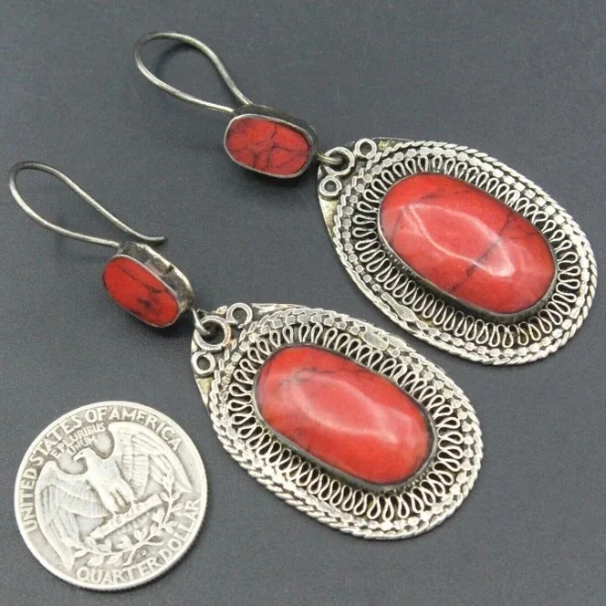 Pierre de Corail | Boucles d'oreilles argentées avec pierres rouges – Vue 01