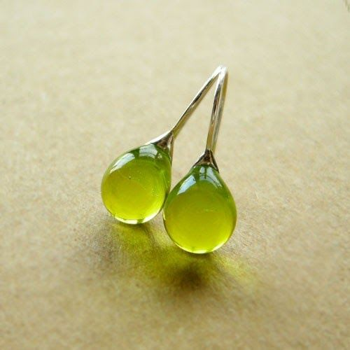 Goutte Citron Vert | Boucles d'oreilles argentées avec goutte vert citron – Vue 01