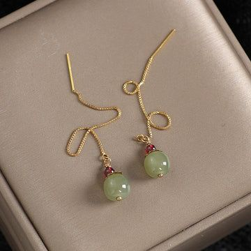 Chaîne Verte | Boucles d'oreilles chaîne dorées avec perle verte – Vue 01
