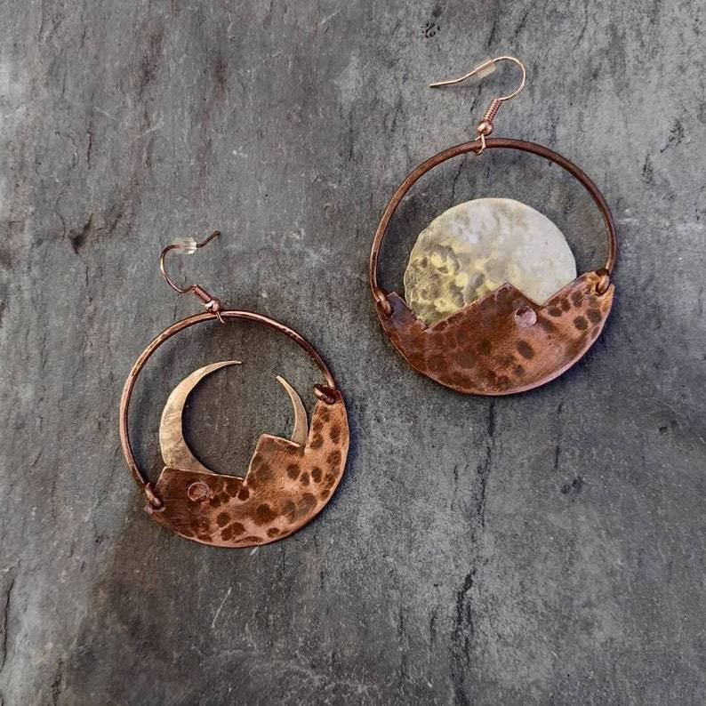 Lune de Cuivre | Boucles d'oreilles rondes avec croissant cuivré – Vue 01