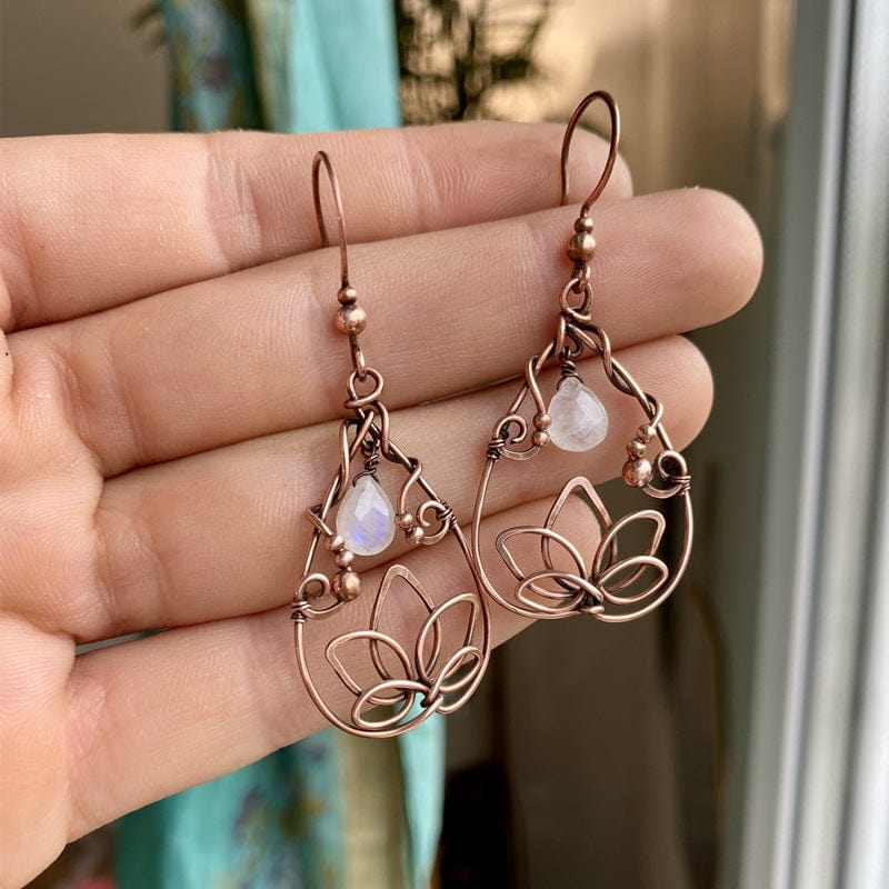 Fleur Rosée | Boucles d'oreilles en or rose avec fleur et pierre goutte claire – Vue 01