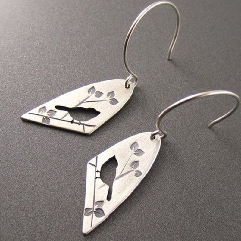 Envol d'Oiseaux | Boucles d'oreilles argentées avec oiseau découpé – Vue 01