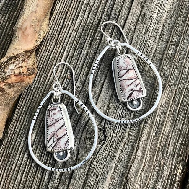 Rosace | Boucles d'oreilles avec pierre rose dans un cadre ouvert – Vue 01