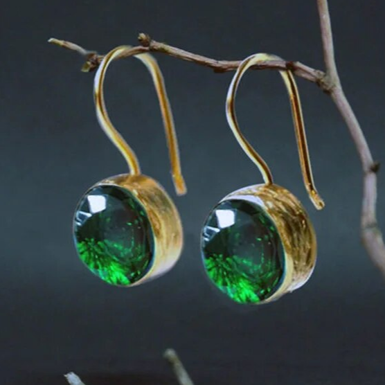 Dôme Vert | Boucles d'oreilles dorées avec pierre verte limpide – Vue 01