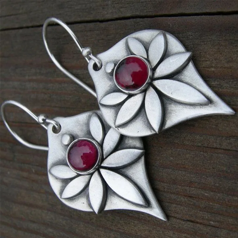 Lueur de Feuille | Boucles d'oreilles argentées avec pierre rouge – Vue 01