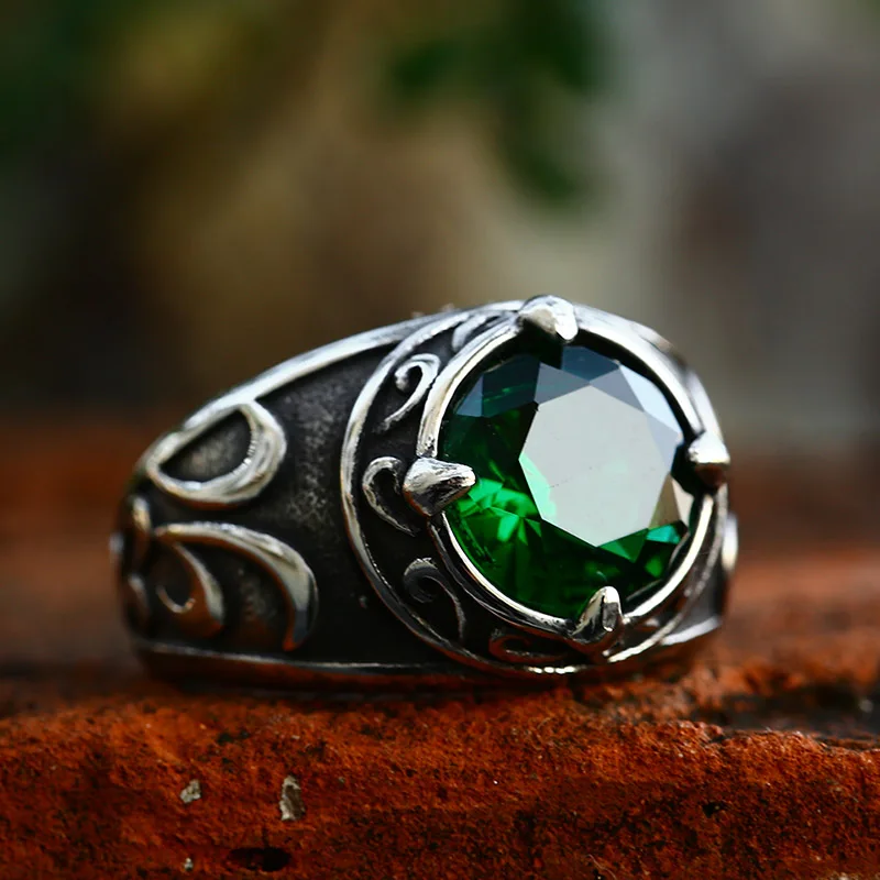 Bague argentée avec grande pierre verte facettée
