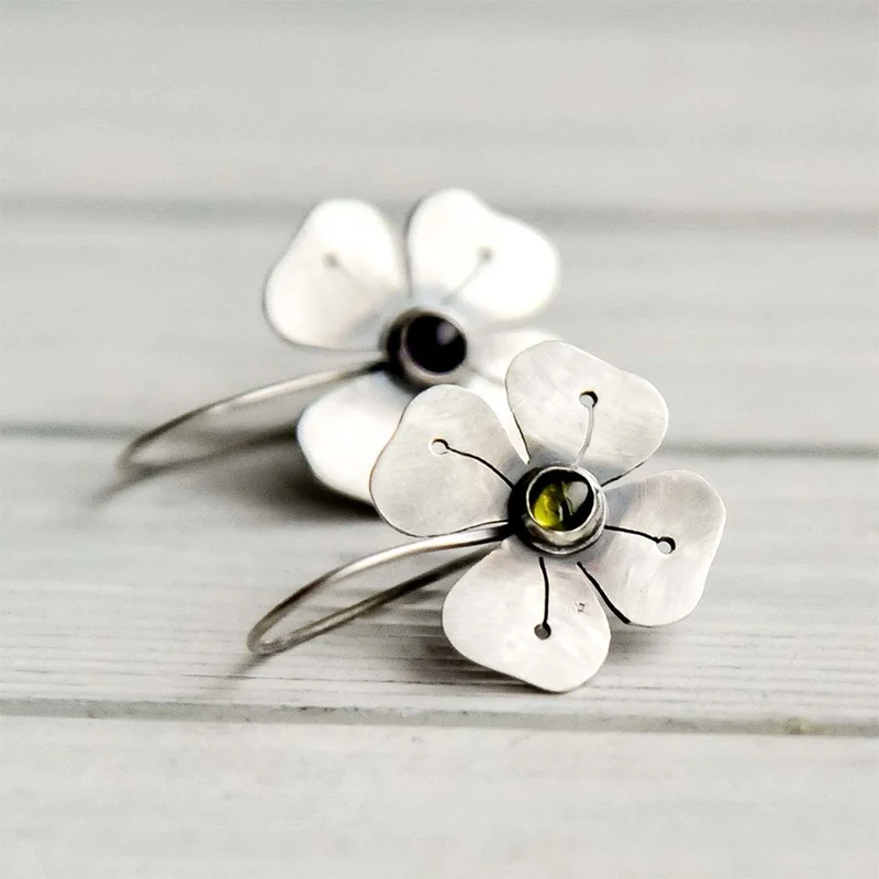 Cinq Feuilles | Boucles d'oreilles argentées avec fleur et petite pierre verte – Vue 01