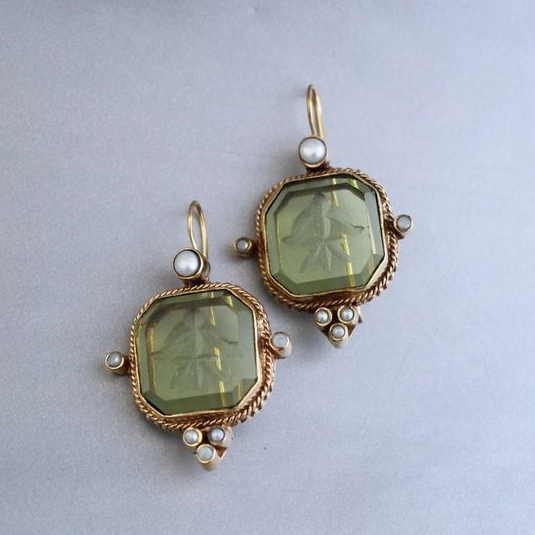 Champ Vert | Boucles d'oreilles dorées avec pierre verte et perles blanches – Vue 01