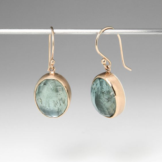 Reflet Vert | Boucles d'oreilles dorées avec pierres bleu-vert ovales – Vue 01