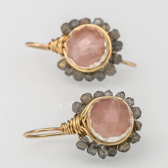 Couronne de Roses | Boucles d'oreilles dorées avec pierre rose – Vue 01