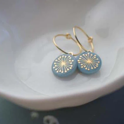 Disque Solaire | Boucles d'oreilles dorées avec disque bleu clair – Vue 01