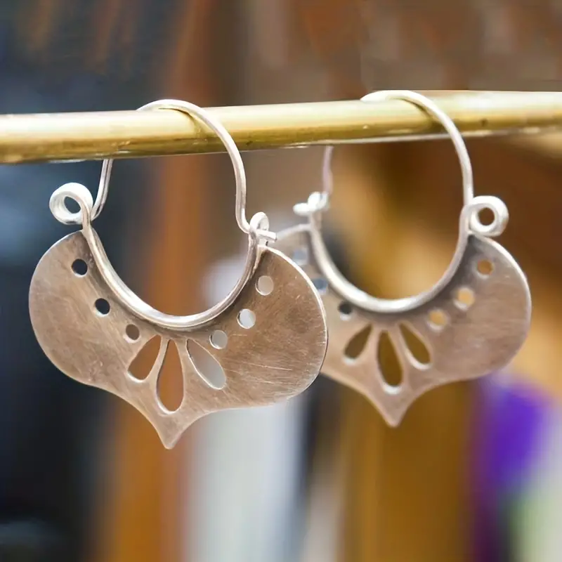 Créole Fleurie | Créoles argentées à motif découpé – Vue 01