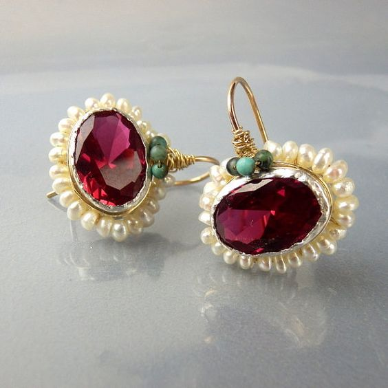 Couronne Écarlate | Boucles d'oreilles avec pierre rouge facettée et perles blanches – Vue 01