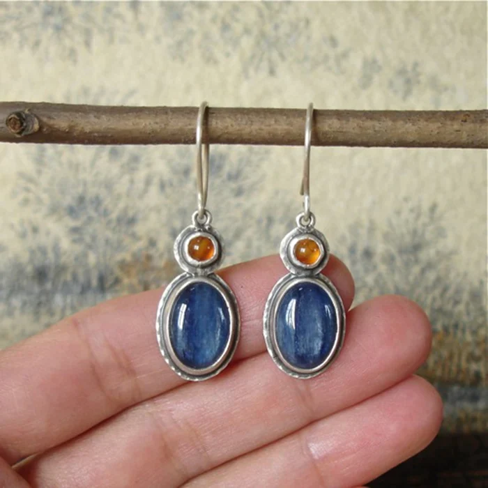 Bleu et Ambre | Boucles d'oreilles dorées avec pierres bleues et ambrées – Vue 01