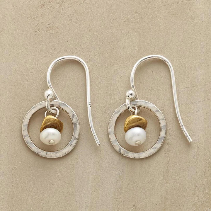 Miroir d'Anneau | Boucles d'oreilles argentées avec cercle et perle blanche – Vue 01