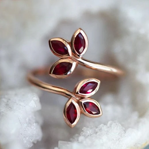 Feuille Rouge | Bague en or rose avec pierres rouges en forme de feuille – Vue 01