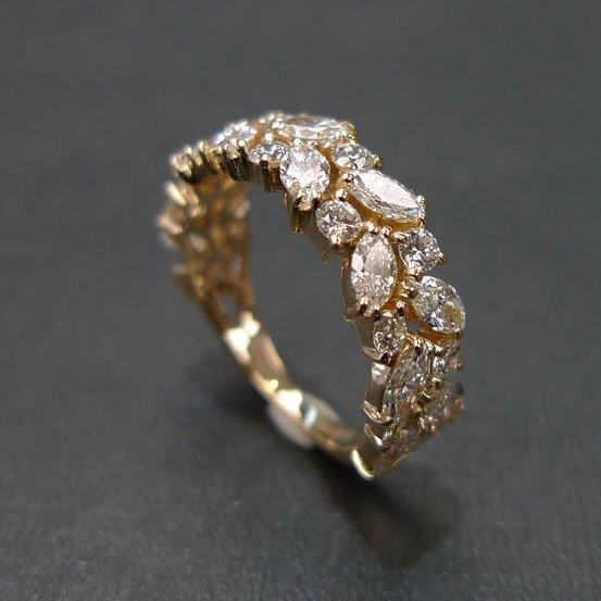 Rangée Lumineuse | Bague dorée avec pierres claires – Vue 01
