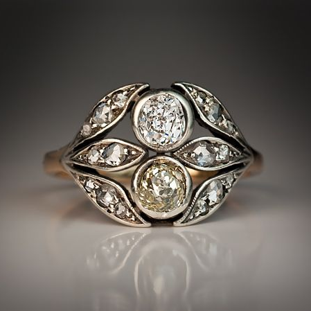 Bague argentée avec deux grandes pierres claires dans un cadre allongé