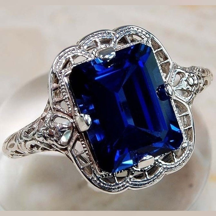 Facette Nocturne | Bague argentée avec grande pierre bleue – Vue 01