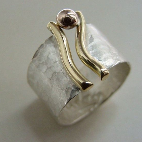 Trait Ondulé | Bague large martelée argentée avec arc doré – Vue 01
