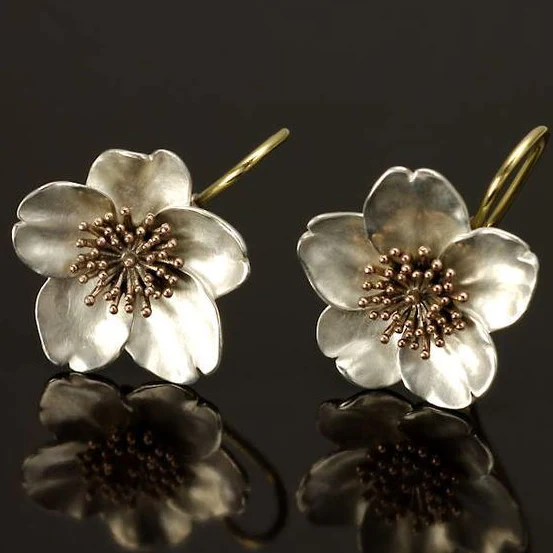 Fleur de Cerisier | Boucles d'oreilles argentées avec fleur et centre doré – Vue 01