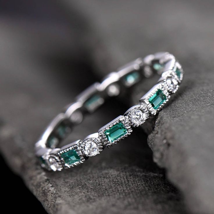 Rangée Verte | Bague argentée avec pierres vertes et claires – Vue 01