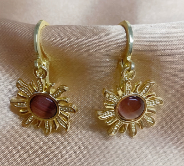 Flamme Solaire | Boucles d'oreilles dorées à motif solaire et pierre brun-rouge – Vue 01