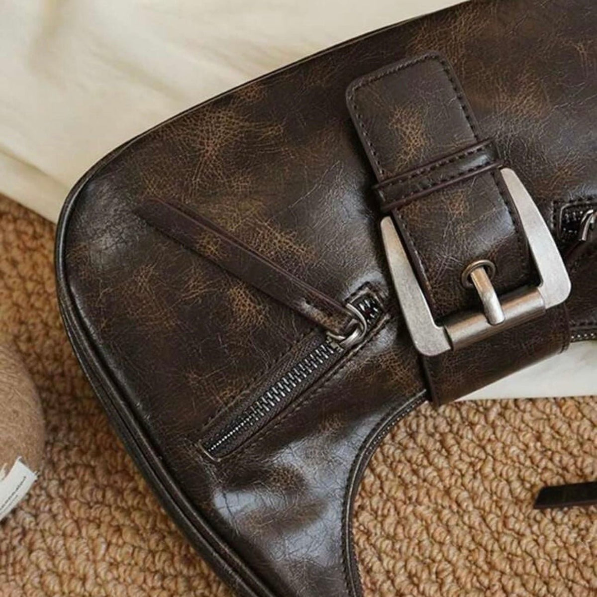 Sac bandoulière Janine brun foncé en situation