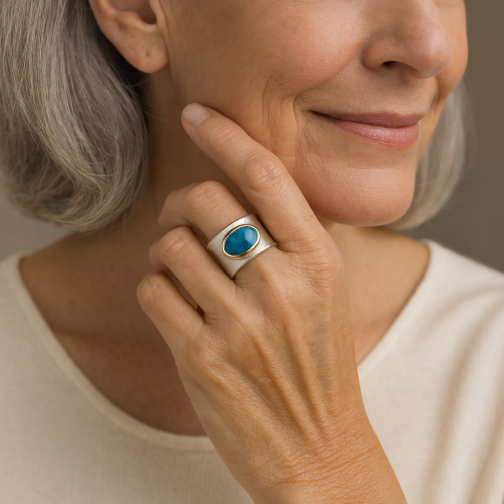 Haute Mer | Bague large argentée avec pierre bleue ovale – Vue 02