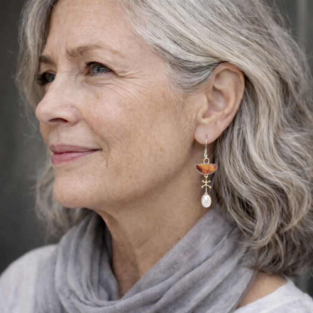 Lune Ardente | Boucles d'oreilles asymétriques avec pierre orange et détails clairs – Vue 02