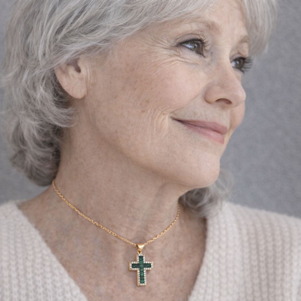 Solange | Collier croix avec pierre verte – Vue 02