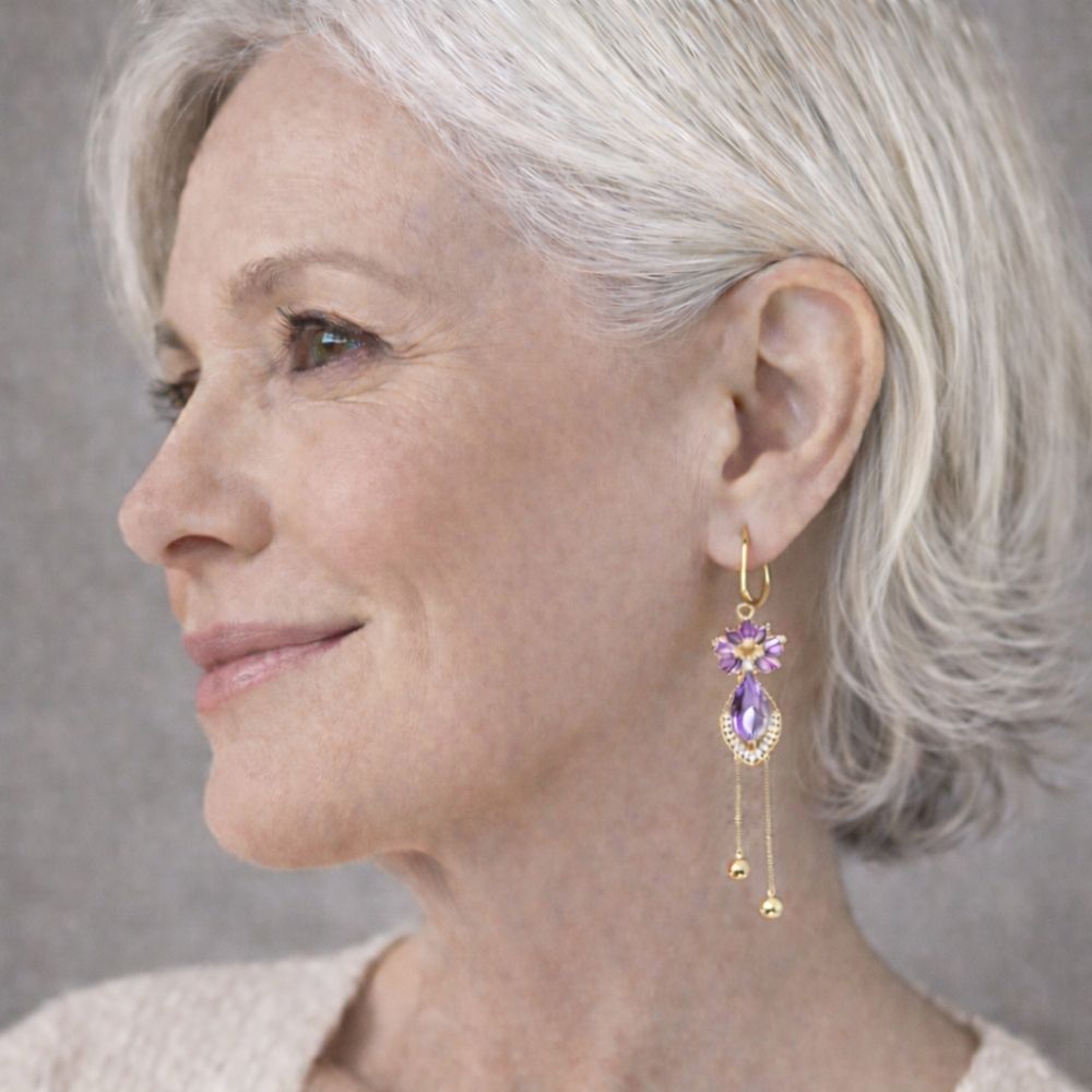 Fleur Violette | Boucles d'oreilles fleurs dorées avec pierre violette – Vue 02