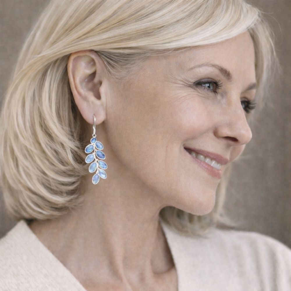 Feuille Bohème | Boucles d'oreilles argentées avec feuilles bleues – Vue 02