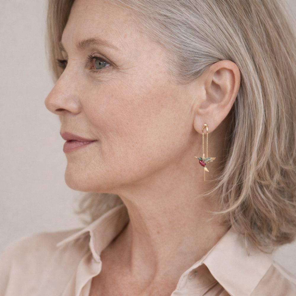 Battement d'Aile | Boucles d'oreilles dorées à motif d'oiseau – Vue 02