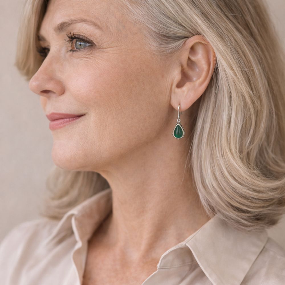 Lobe Vert | Boucles d'oreilles argentées avec pierre verte en forme de goutte – Vue 02