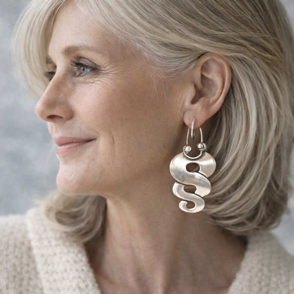 Onde d'Argent | Grandes boucles d'oreilles argentées en forme de vague – Vue 02