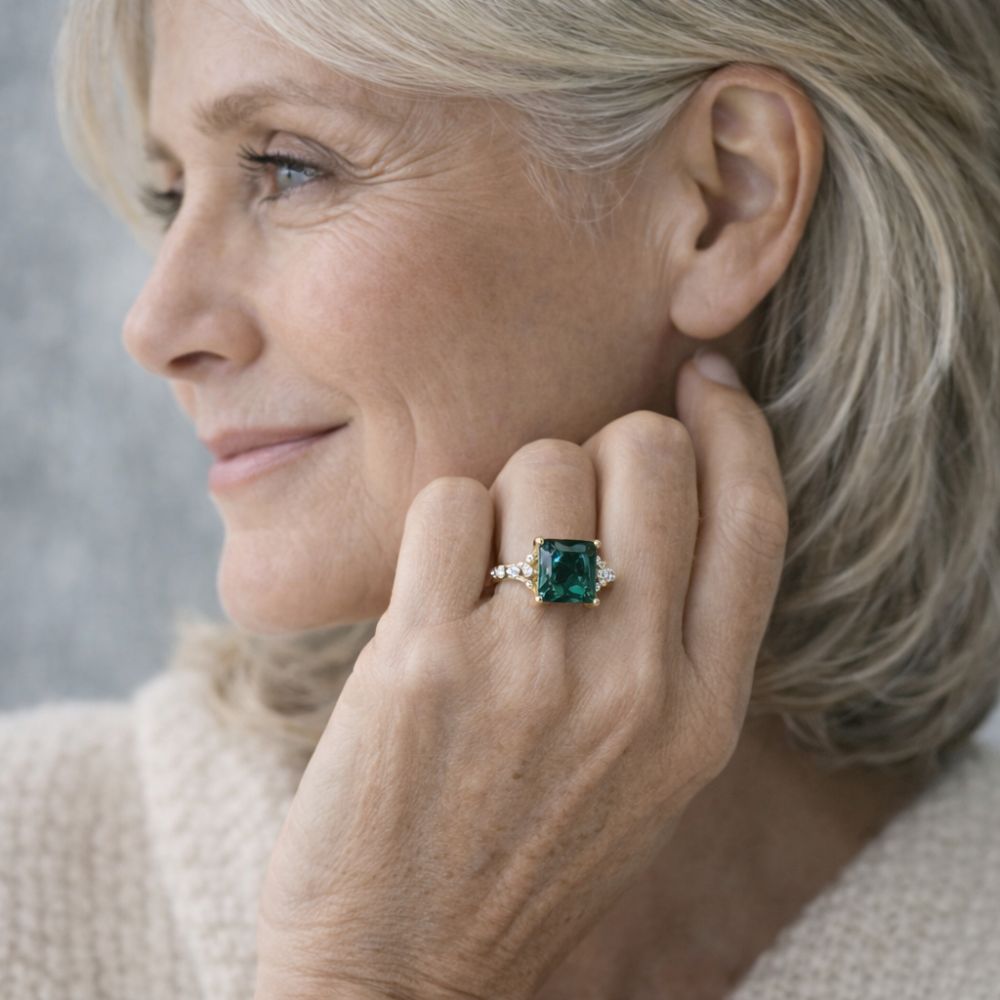 Couronne des Prés | Bague dorée avec grande pierre verte – Vue 03