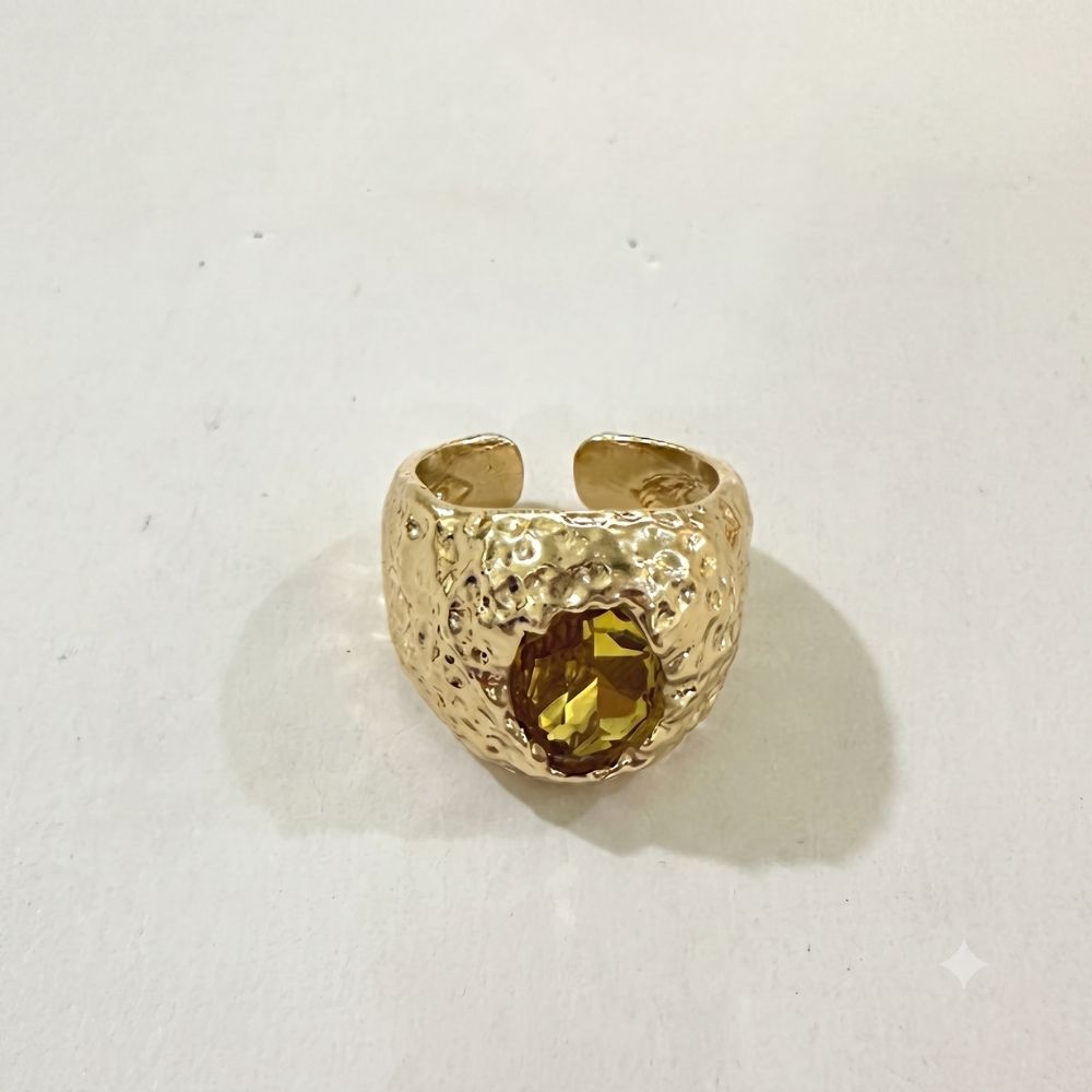 Bague ouverte dorée à surface martelée et pierre jaune