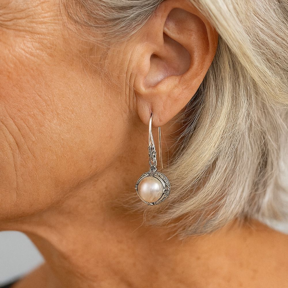 Cadre Voluté | Boucles d'oreilles argentées avec perle blanche dans un cadre ornemental – Vue 02
