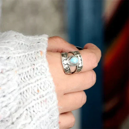 Oasis Goutte | Bague large argentée avec pierre turquoise en forme de goutte – Vue 03