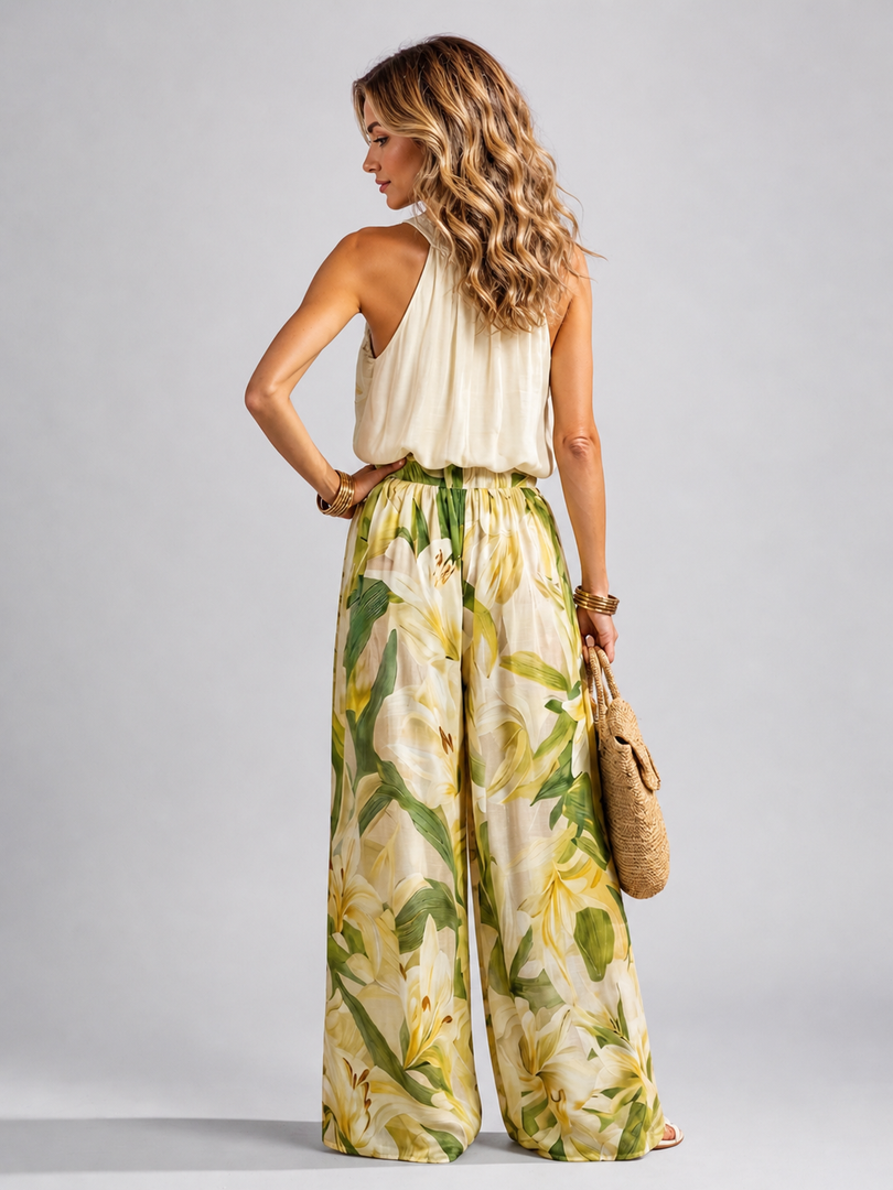 Femme portant un ensemble deux pièces avec blouse dos-nu et pantalon large à imprimé fleuri