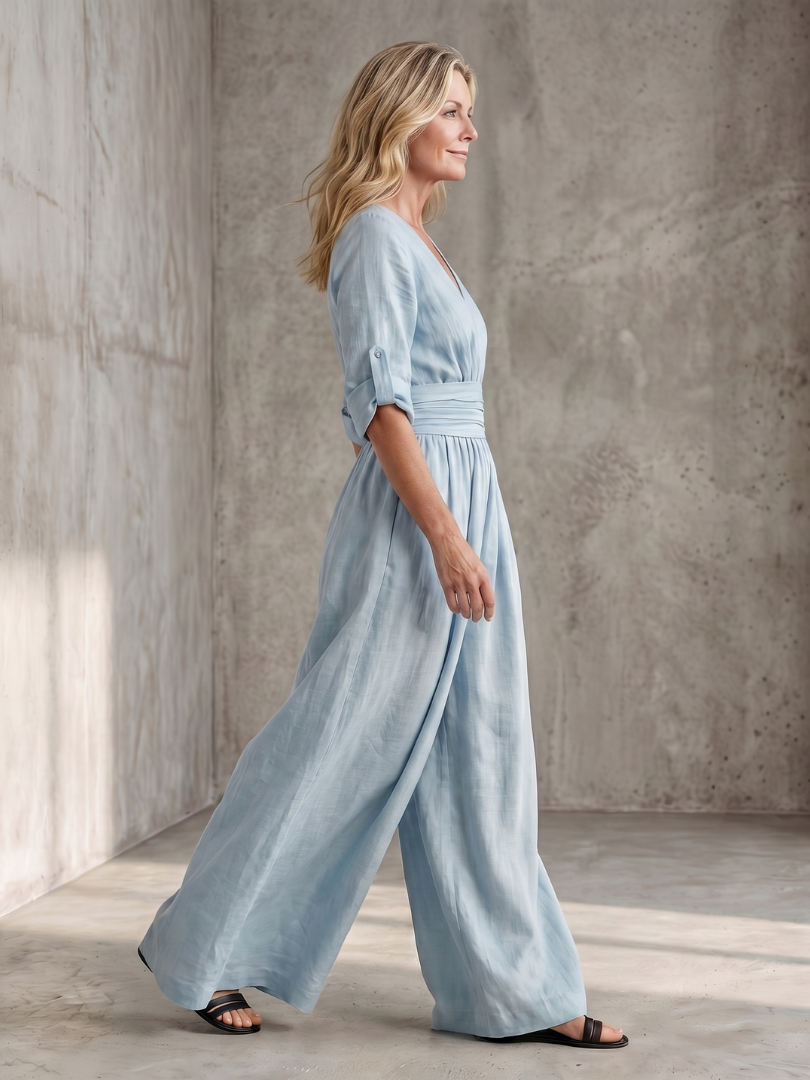 Femme portant une combinaison à haut croisé et jambes larges, coloris bleu ciel