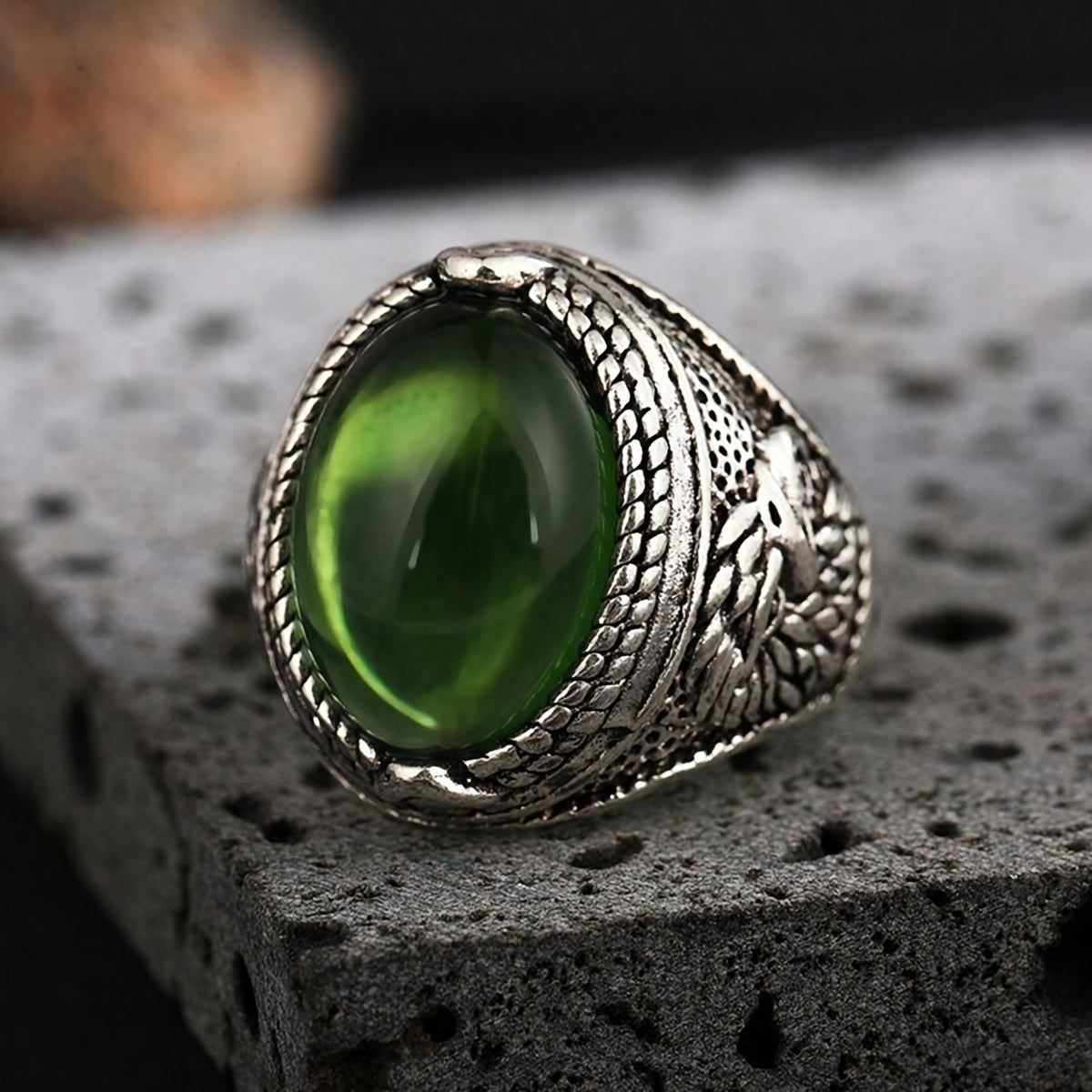 Terre des Bois | Bague argentée avec pierre verte ovale – Vue 01