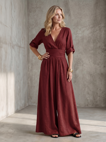 Femme portant une combinaison à haut croisé et jambes larges, coloris rouge