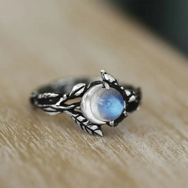 Lune des Bois | Bague argentée avec pierre bleu clair et motif de feuilles – Vue 01