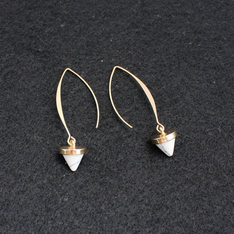 Pointe Blanche | Boucles d'oreilles dorées avec petite pointe blanche – Vue 01