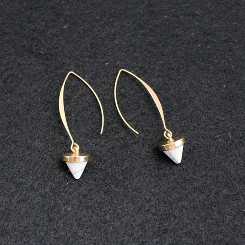 Pointe Blanche | Boucles d'oreilles dorées avec petite pointe blanche – Vue 01