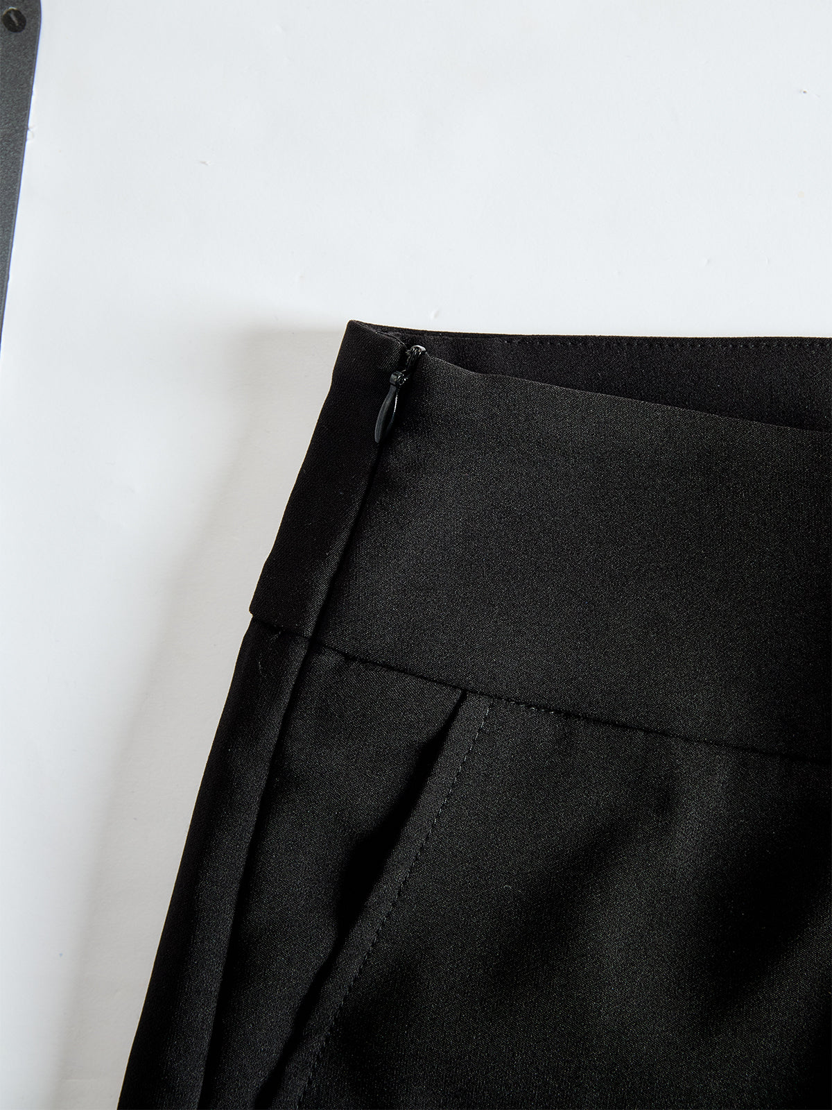 Gros plan sur un détail de la tenue, coloris noir