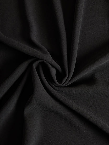 Gros plan sur un détail de la tenue, coloris noir