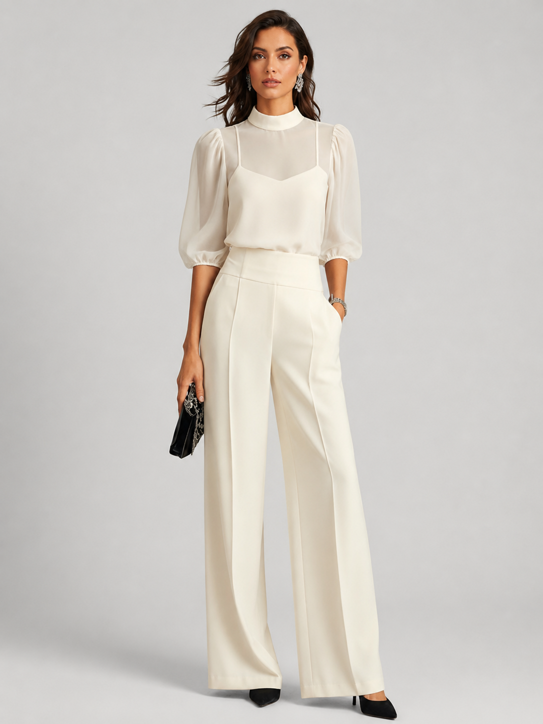 Femme portant un ensemble trois pièces avec blouse transparente et pantalon large, coloris blanc